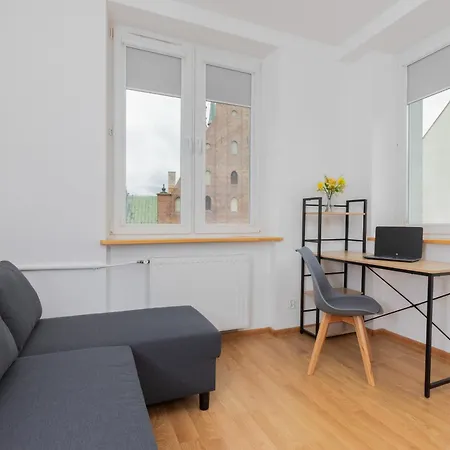 In Center With Two Desks, Balcony And Separate Kitchen By Renters Apartamento Gdańsk