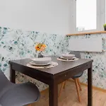 Апартаменты In Center With Two Desks, Balcony And Separate Kitchen By Renters Гданьск