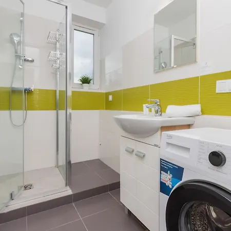 In Center With Two Desks, Balcony And Separate Kitchen By Renters דירה גדנסק