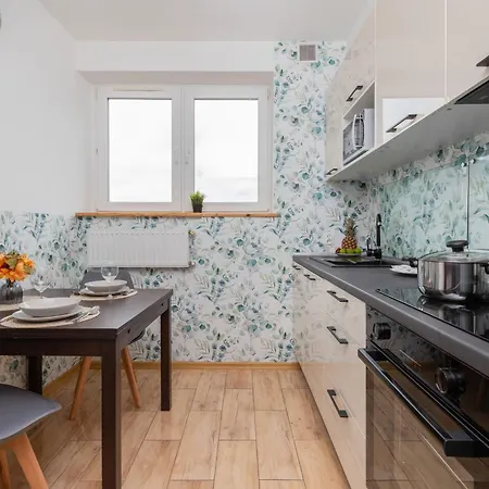 In Center With Two Desks, Balcony And Separate Kitchen By Renters Gdaňsk