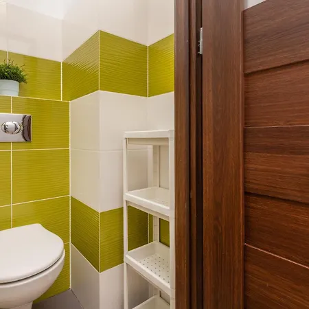 In Center With Two Desks, Balcony And Separate Kitchen By Renters גדנסק