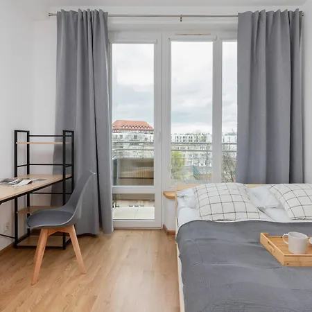 Apartman In Center With Two Desks, Balcony And Separate Kitchen By Renters Gdańsk
