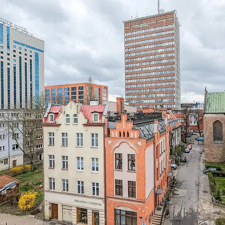 In Center With Two Desks, Balcony And Separate Kitchen By Renters *