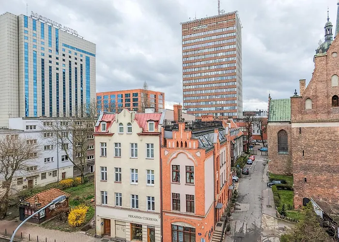 In Center With Two Desks, Balcony And Separate Kitchen By Renters *